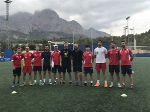 Los integrantes de la Selecció y su entrenador Pigat II junto a Sergio Villalba, concejal de Deportes