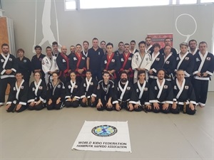 Todos los participantes en el curso junto a Sergio Villalba, concejal de Deportes