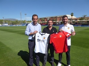 Toni Navarro, coordinador "Escoles VCF" del Valencia C.F., Raúl Gómez, presidente del C.F. La Nucía y Bernabé Cano, alcalde de La Nucía.