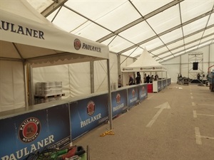 Últimos preparativos de montaje para la Oktoberfest de La Nucía