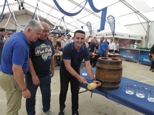 Bernabé Cano, alcalde de La Nucía, en la apertura del Barril junto a Jorge Pérez de Paulaner y Juanfran Senabre, organizador de la Oktober Fest