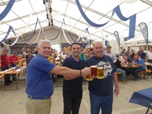 Bernabé Cano, alcalde de La Nucía, en la apertura del Barril junto a Jorge Pérez de Paulaner y Juanfran Senabre, organizador de la Oktober Fest brindando