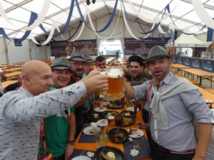 Asistentes la Oktoberfest de La Nucía brindando