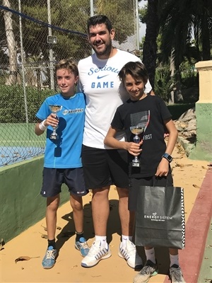 Luka Van Geel (dcha) con su trofeo de campeón junto al finalista Vicent Micó