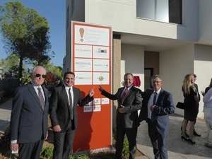 Matthijs van Bonzel, embajador de Holanda junto a Erik de Haan, gerente del centro,  Eric Durieux, cónsul de Holanda en Alicante y Bernabé Cano, alcalde de La Nucía