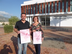 Presentación del "Gran Lazo Humano" por parte de Lina Cano, pta. AECC La Nucía y Bernabé Cano, alcalde de L aNucía