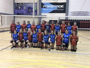 Los equipos infantiles del C.V. La Nucía y el C.V. Oliva juntos al finalizar el encuentro