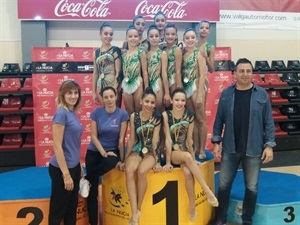 Los dos conjuntos con sus medallas en el podium tras recibir sus medallas, junto a sus entrenadoras y Sergio Villalba, concejal de Deportes