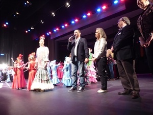 Bernabé Cano, alcalde de La Nucía, felicitando a la Escuela de Danza por su "Gala Solidaria" junto a Belén Nuñez, protectora de animales de La Nucía, Pedro Lloret, concejal de Cultura y Beatriz Vaella, directora Escuela de Danza