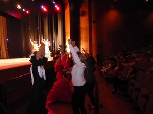 En las piezas finales las bailarinas bajaron del escenario para bailar junto a sus familiares