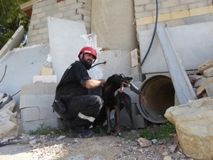 Los perros debían encontrar los señuelos y las personas escondidas en los diferentes zulos del Campo de Entrenamiento de Perros de Rescate