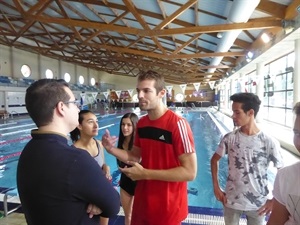 El concejal Pepe Cano dialogando con el profesor de Educ. Física del IES La Nucía que coordina la actividad