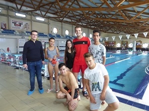 Algunos de los alumnos del programa PAC en la Piscina Climatizada