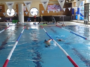 Cada semana los alumnos del programa PAC del IES La Nucía utilizarán las instalaciones de la Piscina Climatizada Camilo Cano, de forma gratuita