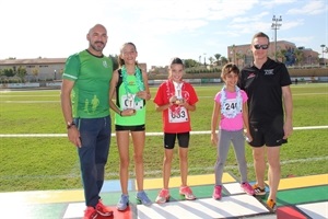 Celia Rouco en el podium con su copa de campeona del Cross Escola de l'Alfàs del Pi