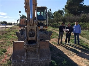 Bernabé Cano, alcalde de La Nucía, visitando las obras junto a Sergio Villalba, concejal de Educación y Miguel Ángel Ivorra, concejal de Urbanismo