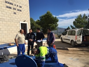 Pepe Llorens en una actuación en el Depósito General de Aguas de La Nucía junto a Miguel A. Ivorra, concejal de Urbanismo y Bernabé Cano, alcalde de La Nucía