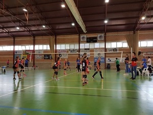 El equipo rojo alevín jugando su encuentro en Benidorm