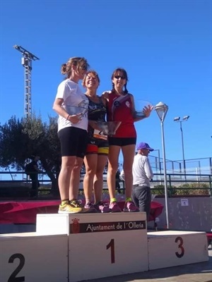 Pepi Blanco en el podium de los V 10 k de l'Olleria