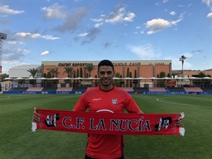 Fabiani con la camiseta del C.F. La Nucía