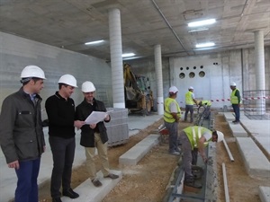 Miguel A. Ivorra, concejal de Urbanismo y Bernabé Cano, alcalde de La Nucía, visitando las obras de la ETAP