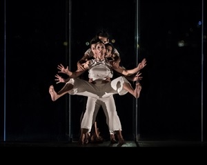 Los bailarines de OtraDanza en la cristalera de l'Auditori