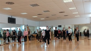 Por la mañana en el mismo Auditori de La Nucía Asun Noales realizó una máster class de danza contemporánea