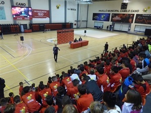 Durante más de una hora el exfutbolista del Barça y la Selección Española conversó con el público nuciero