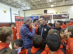 Al final de la charla el "Lobo" Carrasco se hizo selfies con casi todo el fútbol base