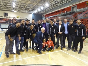 Monitores, entrenadores y directiva del C.F. La Nucía junto al "Lobo" Carrasco y Pablo San Martín y Bernabé Cano, alcalde de La Nucía