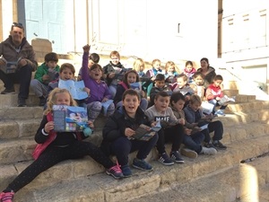 Los alumnos de 2º A del Colegio P. Sant Rafel en la escalinata de la Iglesia