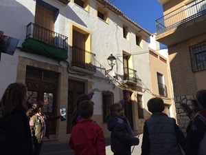 Durante el recorrido por el casco antiguo han buscado ganchos en la fachada de las casas