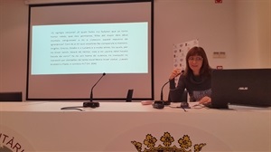 Sònia Gros de la UNED durante su ponencia en el Simposi Internacional