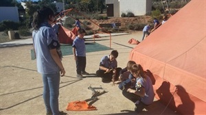 Los lobatos se formaron en el montaje de tiendas de campaña en esta acampada en el CEM Captivador