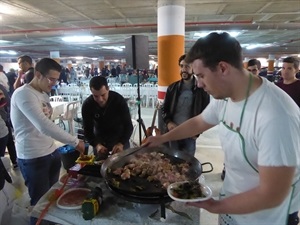 La penya Avalot- Festers elaborando su paella