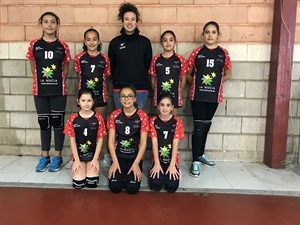 El equipo alevín "Negro" de la E.M. de Voley de La Nucía