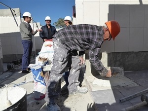 Isabel Sosa de la Protectora de Animales junto a Bernabé Cano, alcalde de La Nucía y Miguel A. Ivorra, concejal de Urbanismo, visitando las obras