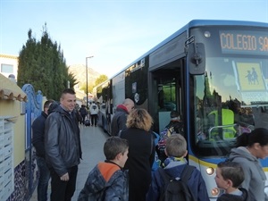 Sergio Villalba, concejal de Educación, esta mañana en la parada de la Urb. Montecasino