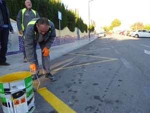 Se ha realizado la señalización horizontal de la parada del bús escolar