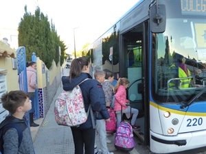 Escolares del Colegio Sant Rafel y Muixara suben cada día al bús escolar en el carrer Ponent