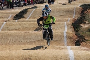 El Circuito de BMX de la Ciutat Esportiva Camilo Cano hizo disfrutar a los 70 riders participantes