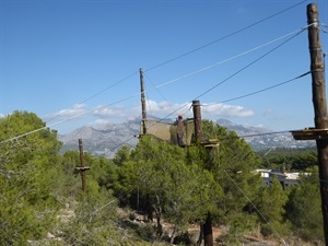 En Semana Santa de 2018 se abrirán al público estas nuevas espectaculares tirolinas del Forestal Park La Nucía