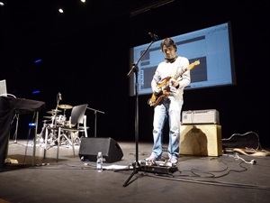 El guitarra Rubén Cebrián ha sido muy didáctico con continuas preguntas al patio de butacas