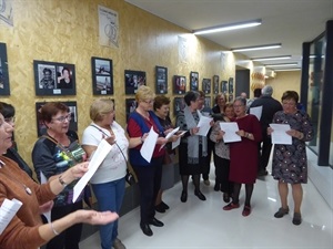 Al finalizar el acto el grupo de coro de la Casilla cantó la canción "Como pasan los años"