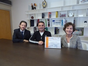 Bernabé Cano, alcalde de La Nucía junto a Ángela Ribes, Directora Territorial de UMIVALE y Javier Lobregad, Director de zona de UMIVALE.