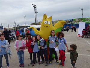 La mascota Nucier saludando a los Scouts de La Nucía