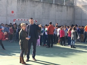 La directora del Colegio Sant Rafel hablando con Sergio Villalba, concejal de Educación, en la evacuación de este centro escolar