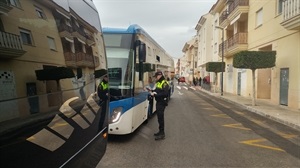 La Policía Local realizando el control anual del Transporte Escolar