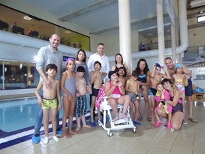 Los alumnos y monitores del Secanet junto a Carme Galiana, directora del Centro, Nano Pelayo, coord. Piscina La Nucía y Sergio Villalba, concejal de Deportes