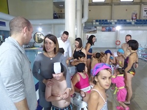 La directora Carme Galiana hablando con Nano Pelayo, coord. Piscina de La Nucía